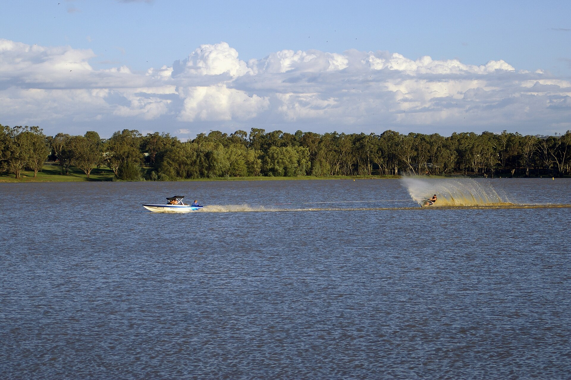 Lake Albert almost full — inland recreational lake, Wagga Wagga NSW